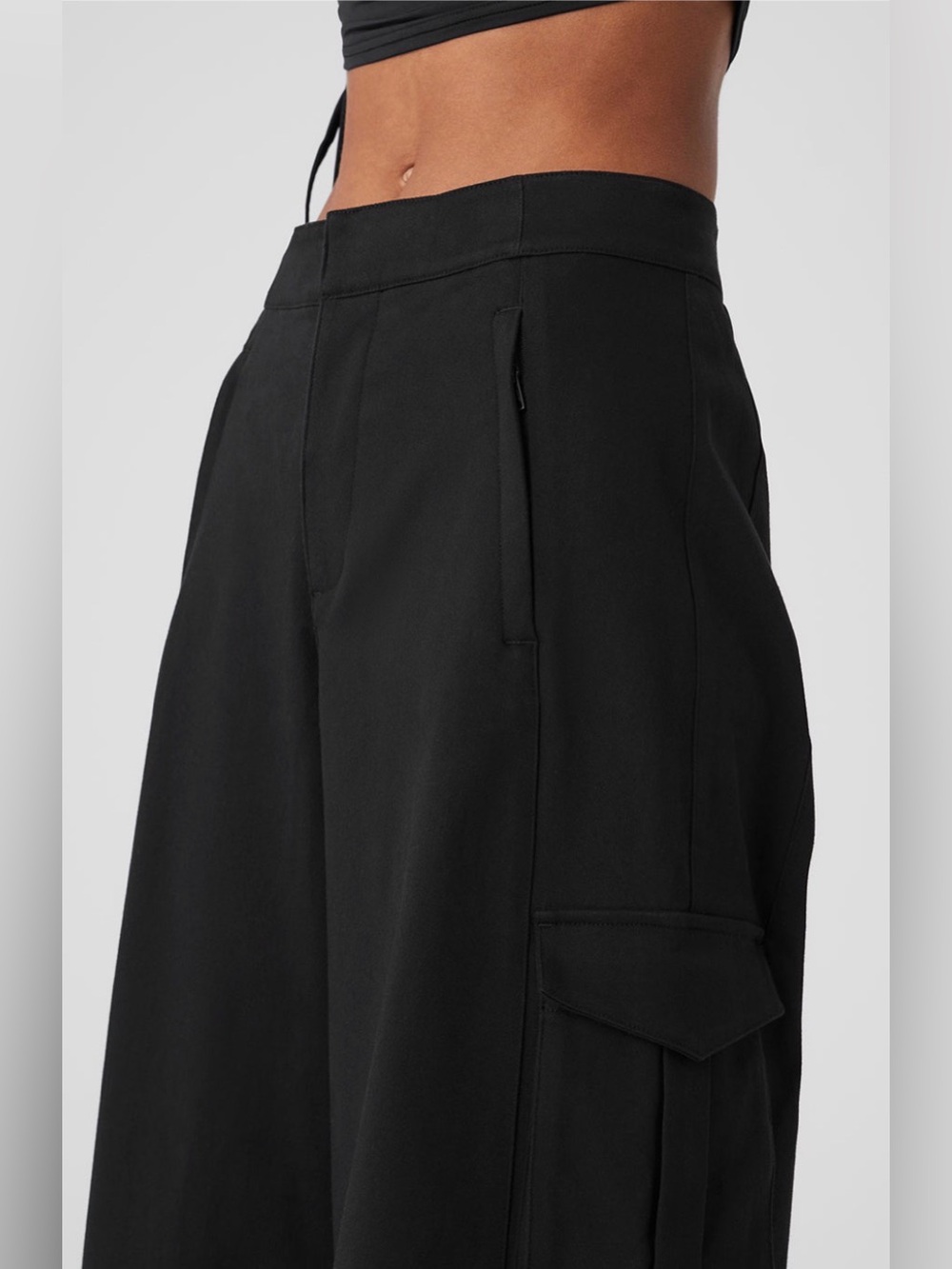 Alo Show Off Cargo Wide Leg Trouser (Long) - Black - Small - Picture 5 of 11